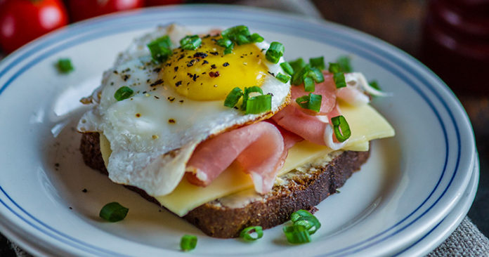 Tõhus hommikusöögileib toorsuitsusingi, juustu ja praemunaga - Retseptisahtel